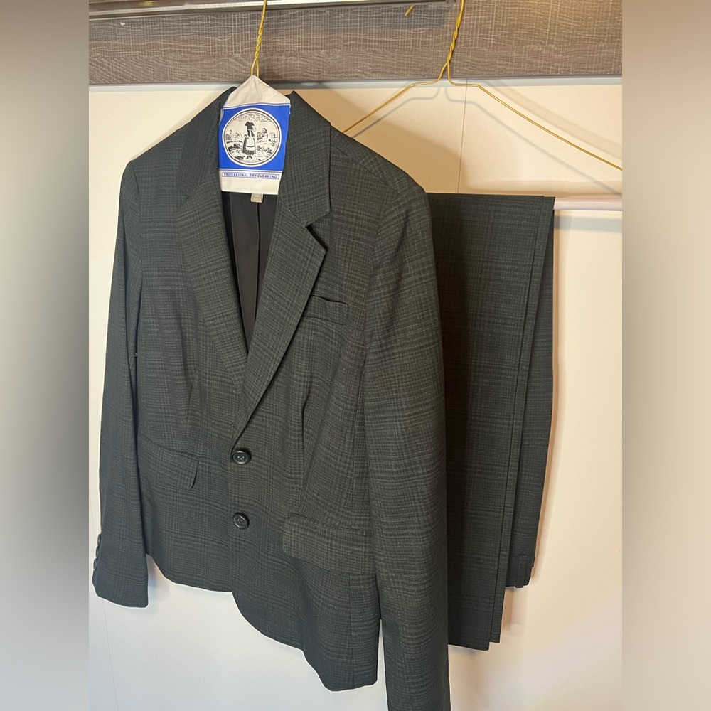 Banana Republic Black/Gray Suit Jacket 4 and matching Pants 6